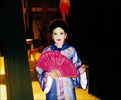 The actress Vân Quyền portraying Hồ Xuân Hương on Vietnamese television, 2004