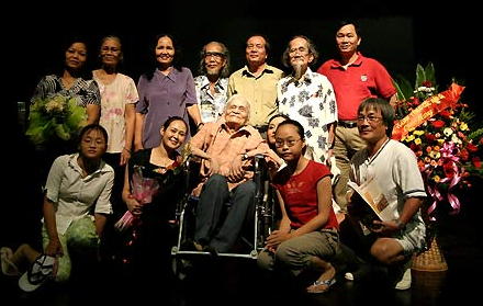 Hoàng Cầm with actors after a 2006 performance of Kiều Loan