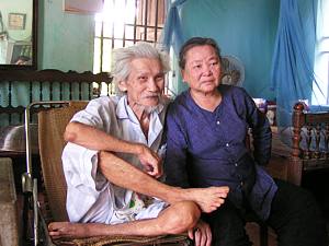 Hữu Loan at home with his wife in 2008.